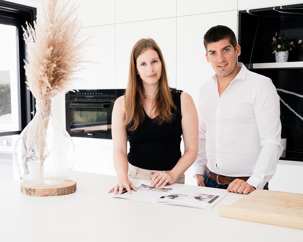Saskia en Jasper van Intrastijl aan het werk