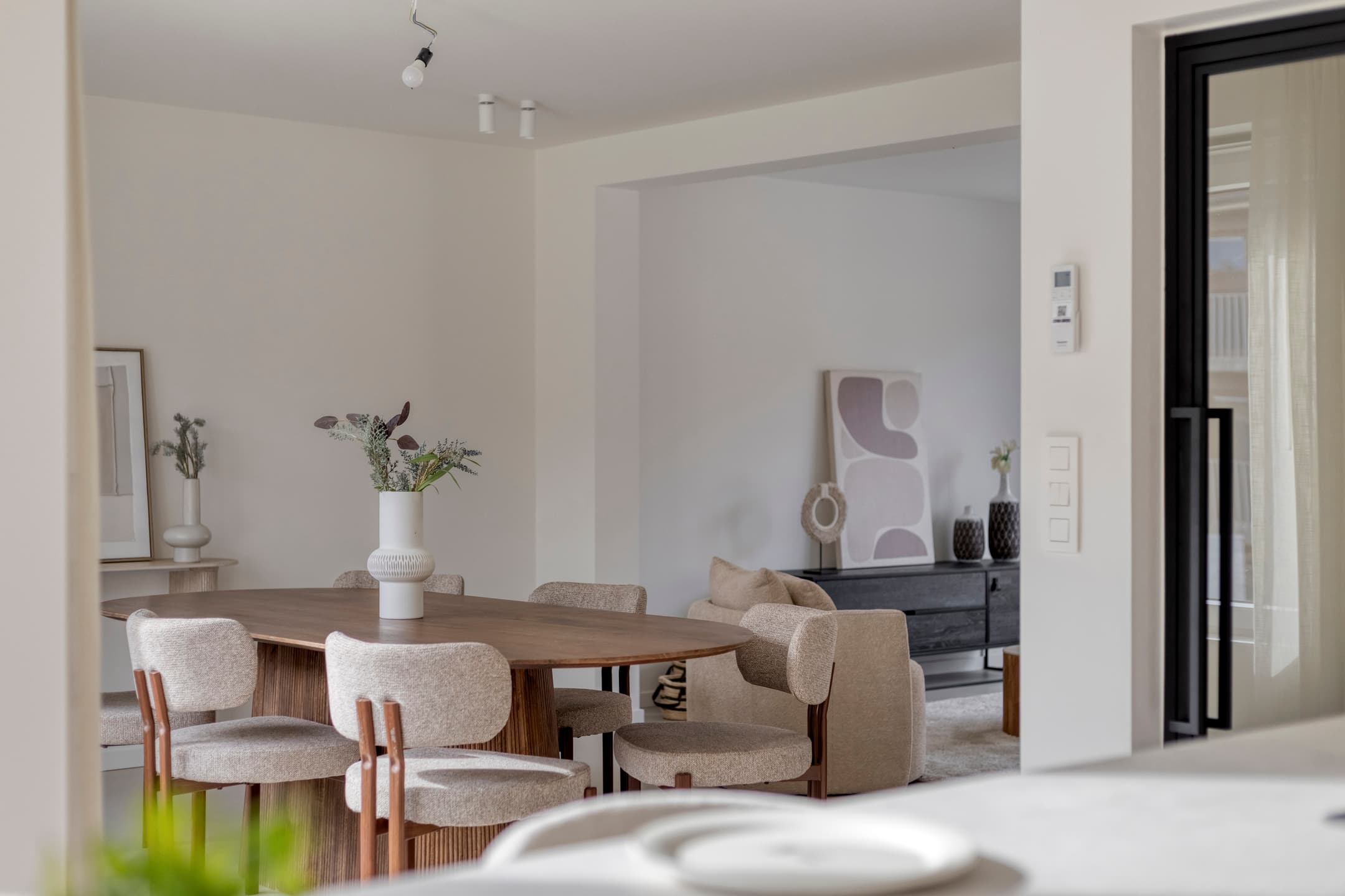 Gestyled interieur van een verkoopsklaar pand door Intrastijl